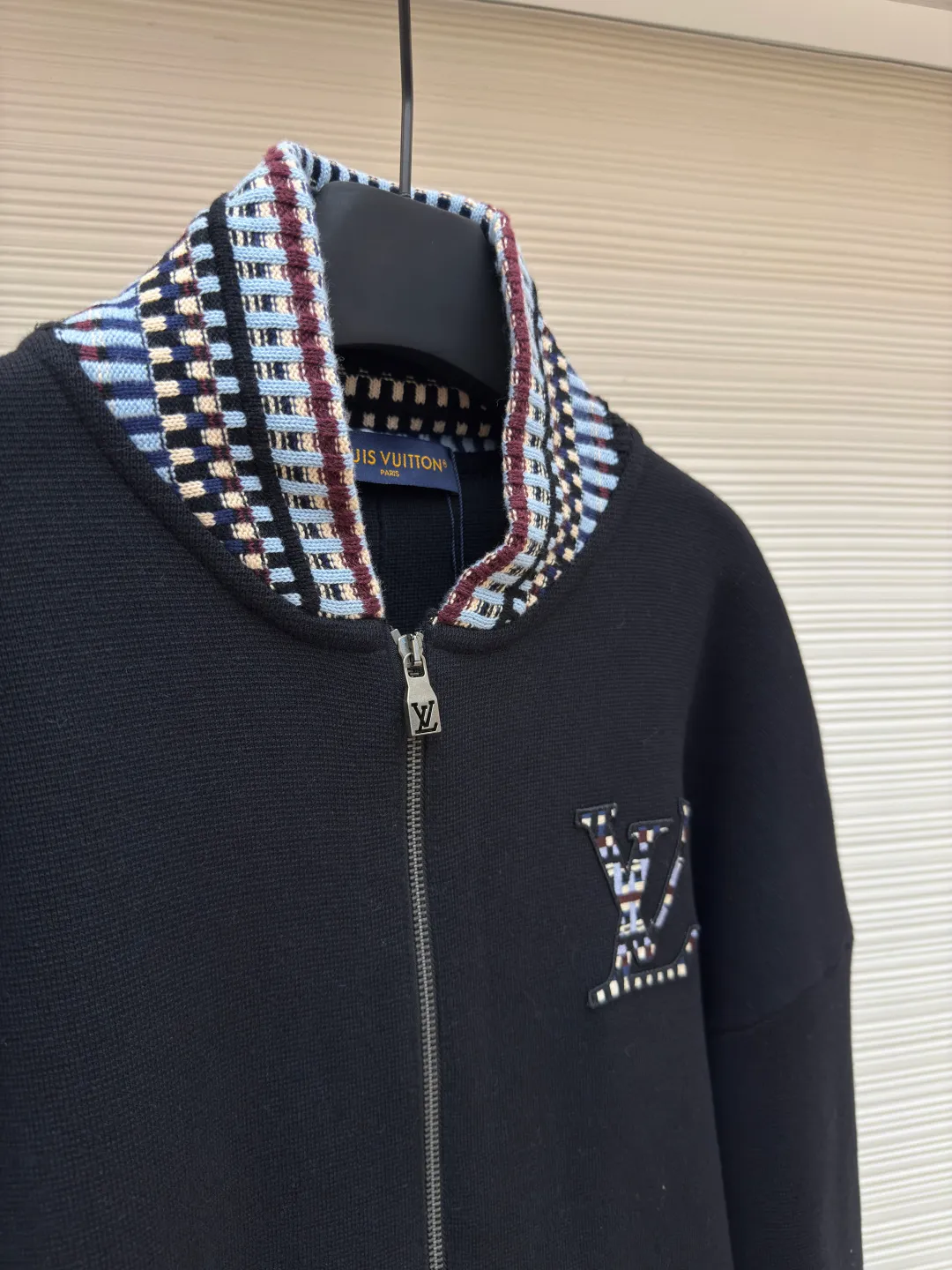 LOUIS VUITTON LOGO embroidered knitted flight jacket ●Authentic product: purchased and developed by 22349 ●Item number: 1680040-B70 ●Fabric: combed cotton yarn fabric ●Technology: knitted production ●Version: fitted version ●Weight: about 830 grams ●Size: XS-S-M-L ●Description: Made of combed cotton yarn It adopts German imported machine (SOTO) 14 knitting machine, the jacquard part adopts Japanese (Shima Seiki) 7-needle knitting, wool jacquard, imported embroidery, customized 1:1 zipper and customized 1:1 trademark. The overall wiring is straight and delicate, the fabric is comfortable and soft, and the color is consistent without color difference. It can be matched with the same style to create a fashionable look and control various occasions. Customized accessories, complete with three standards, same style for men and women!
